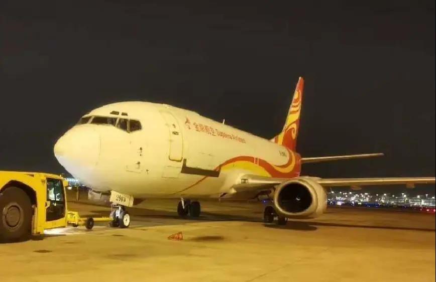 737货机从上海浦东机场运输物资到武汉天河机场