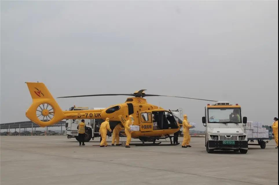 中国船舶航空救援飞行队正在转运物资